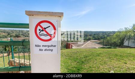 Kein Schild zum Tauchen in Englisch und Portugiesisch neben einem Pool Stockfoto