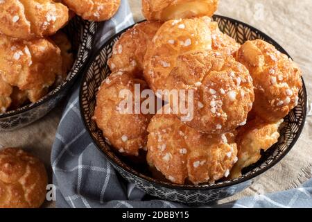 Chouquette, französisches Choux-Gebäck auf dem Holztisch Stockfoto