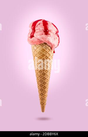 Erdbeer Eis-Kegel mit Eiscreme auf farbigem Hintergrund Stockfoto