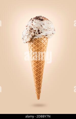Stracciatella Eis-Kegel auf farbigem Hintergrund Stockfoto