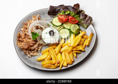 Griechischen Gyros mit tzaziki und Pommes Frites Stockfoto