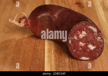 Blutwurst auf Holzbrett Stockfoto
