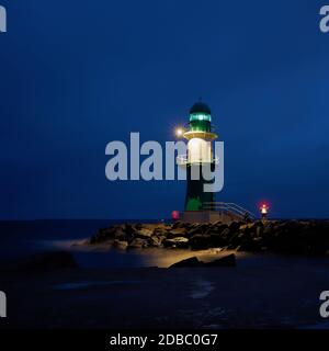 Der Leuchtturm Molenfeuer an der Westpier an der Küste von Warnemünde in Deutschland Stockfoto