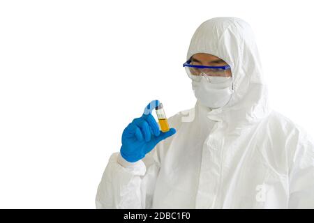 Epidemiologische Forscher in Virenschutzkleidung schauen beiläufig auf gelbe Chemikalie in Glasflasche. Coronavirus Krankheit 2019 Testing pro Stockfoto