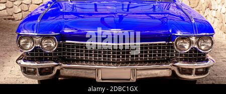 Oldtimer-Klassiker im Retro-Stil. Schöne rosa Auto, Vorderansicht. Stockfoto