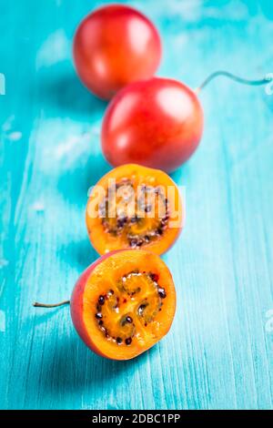 Frische Tamarillo-Frucht auf Holzhintergrund Stockfoto