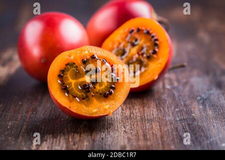 Frische Tamarillo-Frucht auf Holzhintergrund Stockfoto