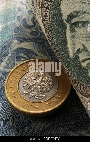 Nahaufnahme polnischer Banknoten und Münzen Stockfoto