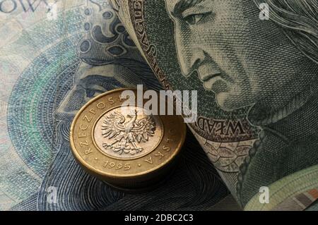 Nahaufnahme polnischer Banknoten und Münzen Stockfoto