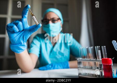 Konzeptionelles Bild einer Krankenschwester, die einen Empfänger mit dem Coronavirus COVID-19-Impfstoff hält. Stockfoto