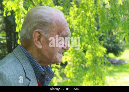 Porträt eines nachdenklichen 90-jährigen Senioren in der Natur Stockfoto