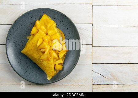 Pfannkuchen mit Bio-Zutaten, Sojamehl, Zimt und Apfel. Top-Ansichten mit viel Platz. Stockfoto