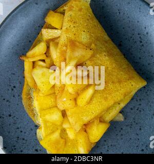 Pfannkuchen mit Bio-Zutaten, Sojamehl, Zimt und Apfel. Top-Ansichten, Nahaufnahme. Stockfoto