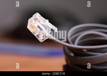Nahaufnahme eines Telefonkabels mit Buchse, analoges Datenübertragungs-Kabel Stockfoto