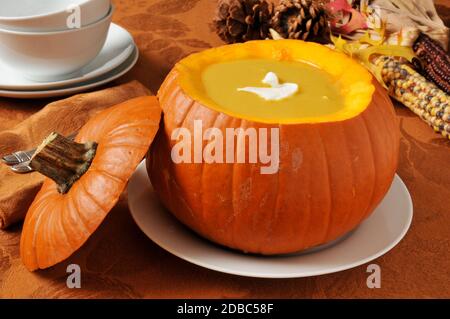 Kürbis- oder Butternut-Kürbissuppe in einem Kürbis Stockfoto