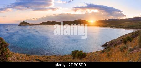 Panoramablick auf Playa de Los Genoveses, Cabo de Gata-Nijar Nationalpark, Almeria, Spanien Stockfoto