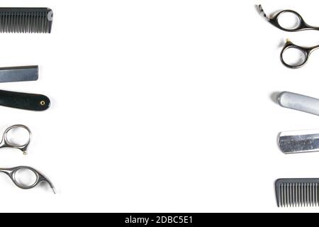 Haarschneidemaschinen, Düsen unterschiedlicher Größe, Kämme und Gele für das Stylen, auf einem schönen schwarz weiß gestreiften Hintergrund, der auf einer Gr steht Stockfoto
