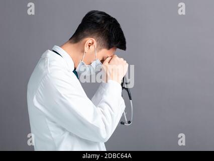 Stress und müde junge Ärzte tragen medizinische Maske Stockfoto