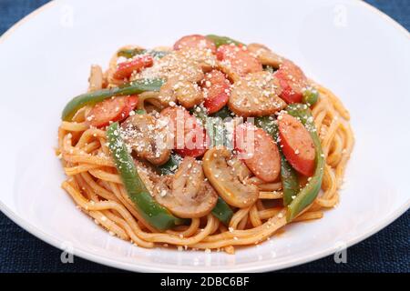 Japanische Naporitaner Spaghetti mit Tomatensauce in einem Gericht Stockfoto