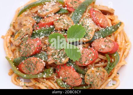 Nahaufnahme von japanischen Naporitan-Spaghetti mit Tomatensauce in einem Gericht Stockfoto