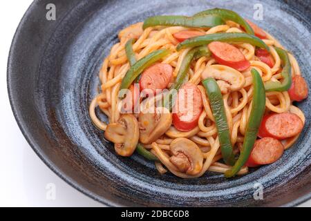 Japanische Naporitaner Spaghetti mit Tomatensauce in einem Gericht auf weißem Hintergrund Stockfoto