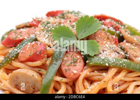 Nahaufnahme von japanischen Naporitan-Spaghetti mit Tomatensauce Stockfoto