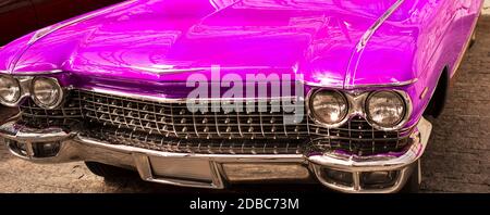 Oldtimer-Klassiker im Retro-Stil. Schöne rosa Auto, Vorderansicht. Stockfoto