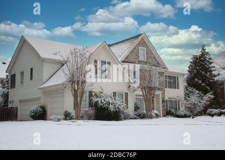 Ein schönes Haus nach einem Schneesturm Stockfoto