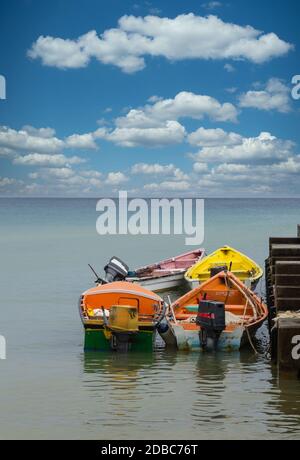 Bunte Fischerboote an einem Pier gebunden Stockfoto