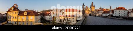 Panoramablick von der Karlsbrücke in Prag auf die Türme der Mala Strana-Brücke und die Kampa-Insel mit der Prager Burg im Hintergrund Stockfoto