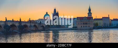 Panoramablick auf die Karlsbrücke und den Altstädter Brückenturm in Prag über die Moldau während des Sonnenaufgangs Stockfoto