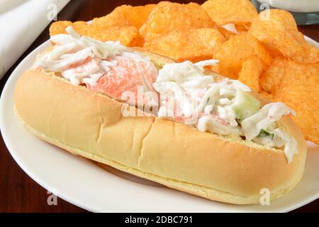 Ein Krabbensalat-U-Boot-Sandwich mit Cheddar-Käse-Kartoffelchips Stockfoto