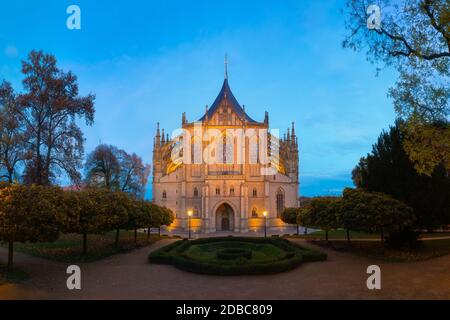 Außenansicht der schönen St. Barbara Kirche in Kutná Hora, Tschechische Republik. UNESCO-Weltkulturerbe. Nacht- oder Dämmerungsszene. Stockfoto