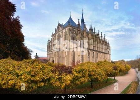 Außenansicht der schönen St. Barbara Kirche in Kutná Hora, Tschechische Republik. UNESCO-Weltkulturerbe. Nacht- oder Dämmerungsszene. Stockfoto