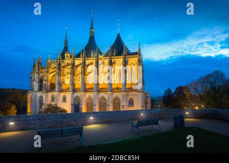 Außenansicht der schönen St. Barbara Kirche in Kutná Hora, Tschechische Republik. UNESCO-Weltkulturerbe. Nacht- oder Dämmerungsszene. Stockfoto