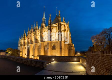 Außenansicht der schönen St. Barbara Kirche in Kutná Hora, Tschechische Republik. UNESCO-Weltkulturerbe. Nacht- oder Dämmerungsszene. Stockfoto