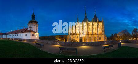 Außenansicht der schönen St. Barbara Kirche in Kutná Hora, Tschechische Republik. UNESCO-Weltkulturerbe. Nacht- oder Dämmerungsszene. Stockfoto