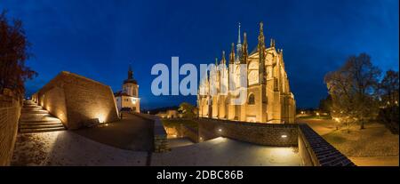 Außenansicht der schönen St. Barbara Kirche in Kutná Hora, Tschechische Republik. UNESCO-Weltkulturerbe. Nacht- oder Dämmerungsszene. Stockfoto