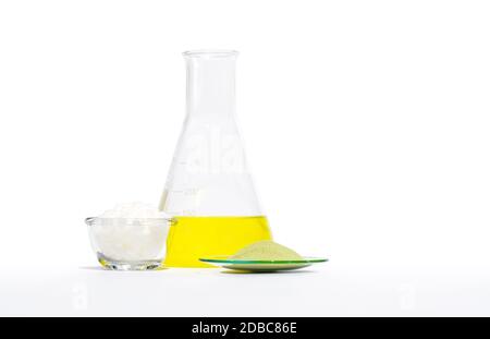 Kosmetische Chemikalien Inhaltsstoff auf Labortisch. OptiBlanc MBT, gelbe kosmetische Farbe (Öl), mikrokristallines Wachs sp-623 Stockfoto
