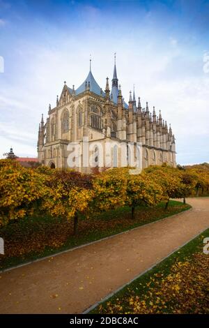 Außenansicht der schönen St. Barbara Kirche in Kutná Hora, Tschechische Republik. UNESCO-Weltkulturerbe. Nacht- oder Dämmerungsszene. Stockfoto