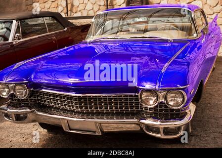 Jalta, Russland, Juli 2019. Cadillac Deville Coupe 1959. Oldtimer. Schönes blu Auto Stockfoto