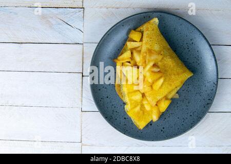 Pfannkuchen mit Bio-Zutaten, Sojamehl, Zimt und Apfel. Top-Ansichten mit viel Platz. Stockfoto