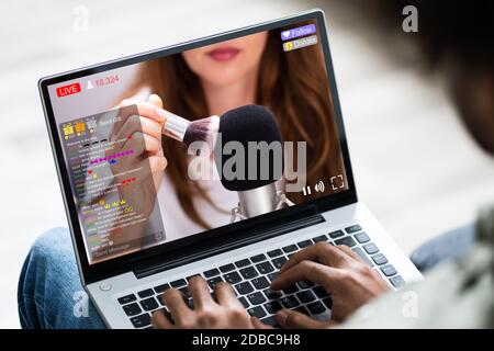 Streaming von Live-ASMR-Videos auf einem Laptop Stockfoto