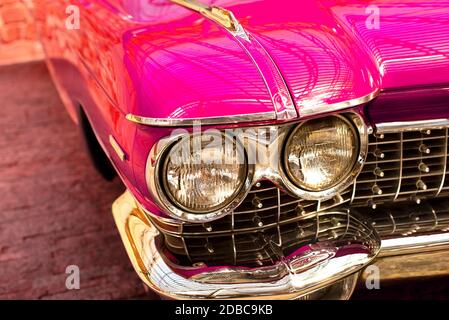 Jalta, Russland, Juli 2019. Cadillac Deville Coupe 1959. Oldtimer. Schönes rosafarbenes Auto Stockfoto