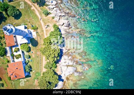Leuchtturm Savudrija und türkisfarbenen kristallklaren felsigen Strand Luftaufnahme, westlichsten Punkt Kroatiens Stockfoto