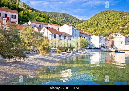 Idyllisches Dorf an der Küste von Vela Luka auf der Insel Korcula mit Blick aufs Wasser, Kvarner Region von Kroatien Stockfoto