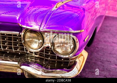Oldtimer-Klassiker im Retro-Stil. Schöne rosa Auto, Vorderansicht. Stockfoto