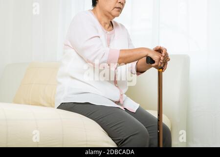 Ohnmacht, Kopfschmerzen, Stress der alten Frau mit Stock, Gesundheitsproblem des Senior-Konzepts Stockfoto