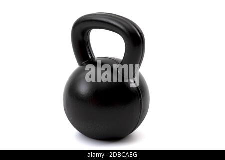 Trainieren Sie mit schweren Gewichten, Gewichtheben Training und bauen Sie Muskeln durch Krafttraining Konzept mit einer einzigen schwarzen Kettlebell auf Whi isoliert Stockfoto