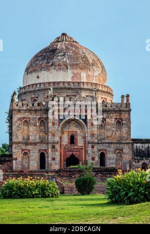 Sheesh Gumbad - islamisches Grab aus der letzten Linie der Lodhi Dynastie. Es befindet sich in Lodi Gardens Stadtpark in Delhi, Indien Stockfoto